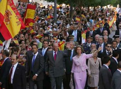 Los reyes de España saludan a la multitud que salió a la calle en Ceuta durante la visita que realizaron el 5 de noviembre.