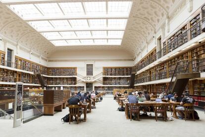 Esta biblioteca estatal, la más antigua de Australia, abierta desde 1826 en Nueva Gales del Sur, cerca de los Reales Jardines Botánicos, tiene una cara neoclásica con el edificio Mitchell y una fachada más moderna, la de la calle Macquarie (en la imagen), fruto de una ampliación inaugurada en 1988 y remodelada en 2012 para dotarla de un nuevo espacio de aprendizaje para programas educativos. Un lugar para conocer historia australiana y ver, por ejemplo, un mapa de Tasmania dibujado en 1640 por el explorador Abel Tasman. Su animada programación incluye charlas, exposiciones o películas y documentales proyectados en el Auditorio Metcalfe. sl.nsw.gov.au