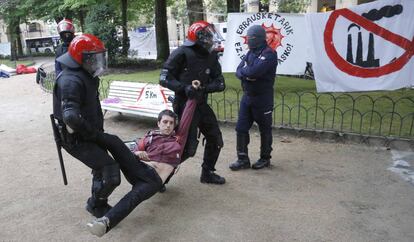 Agentes de la Ertzaintza detienen a un joven acampado en la Plaza de Gipuzkoa de San Sebastián en una protesta contra la incineradora.