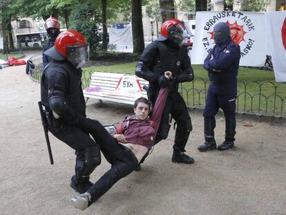 Agentes de la Ertzaintza detienen a un joven acampado en la Plaza de Gipuzkoa de San Sebastián en una protesta contra la incineradora.