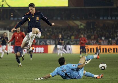 Fernando Torres,salta sobre el portero Claudio Bravo, que consigue rechazar el balón, que cae en las botas de David Villa para marcar el primer gol de la selección.