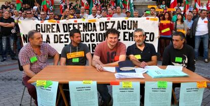 Los representantes sindicales de Bizkaibus en la rueda de prensa frente a la Diputación de Bizkaia.