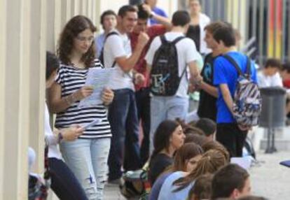 Estudiantes repasan sus apuntes momentos antes de entrar a un examen. EFE/Archivo