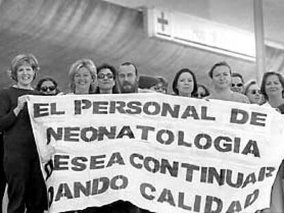Personal de neonatología a las puertas del pabellón maternal del hospital La Fe de Valencia.