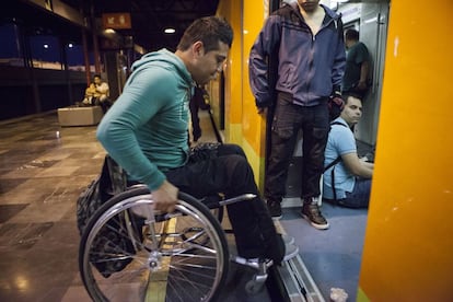 El metro de la Ciudad de México no dispone de ningún vagón especial para discapacitados. Al no tener rampa, Israel debe tener mucho cuidado al subir. Y tiene que ser rápido, las puertas del tren se cerrarán enseguida de un golpe.