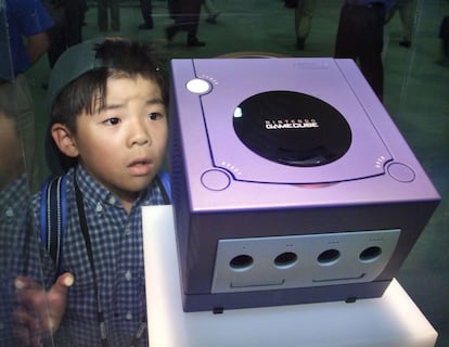 Un niño mira la GameCube en el Nintendo Space World 2000 en Makuhari (Japón). La GameCube se presentó como una buena competidora de la PlayStation2 en el año 2000.