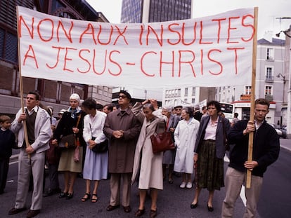 'No a los insultos a Jesucristo', se leía en la pancarta de un grupo que intentó boicotear el estreno en septiembre de 1988 de 'La última tentación de Cristo' en Nantes (Francia).