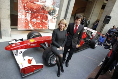 Fernando Alonso poses next to his Ferrari with Madrid regional premier Esperanza Aguirre.