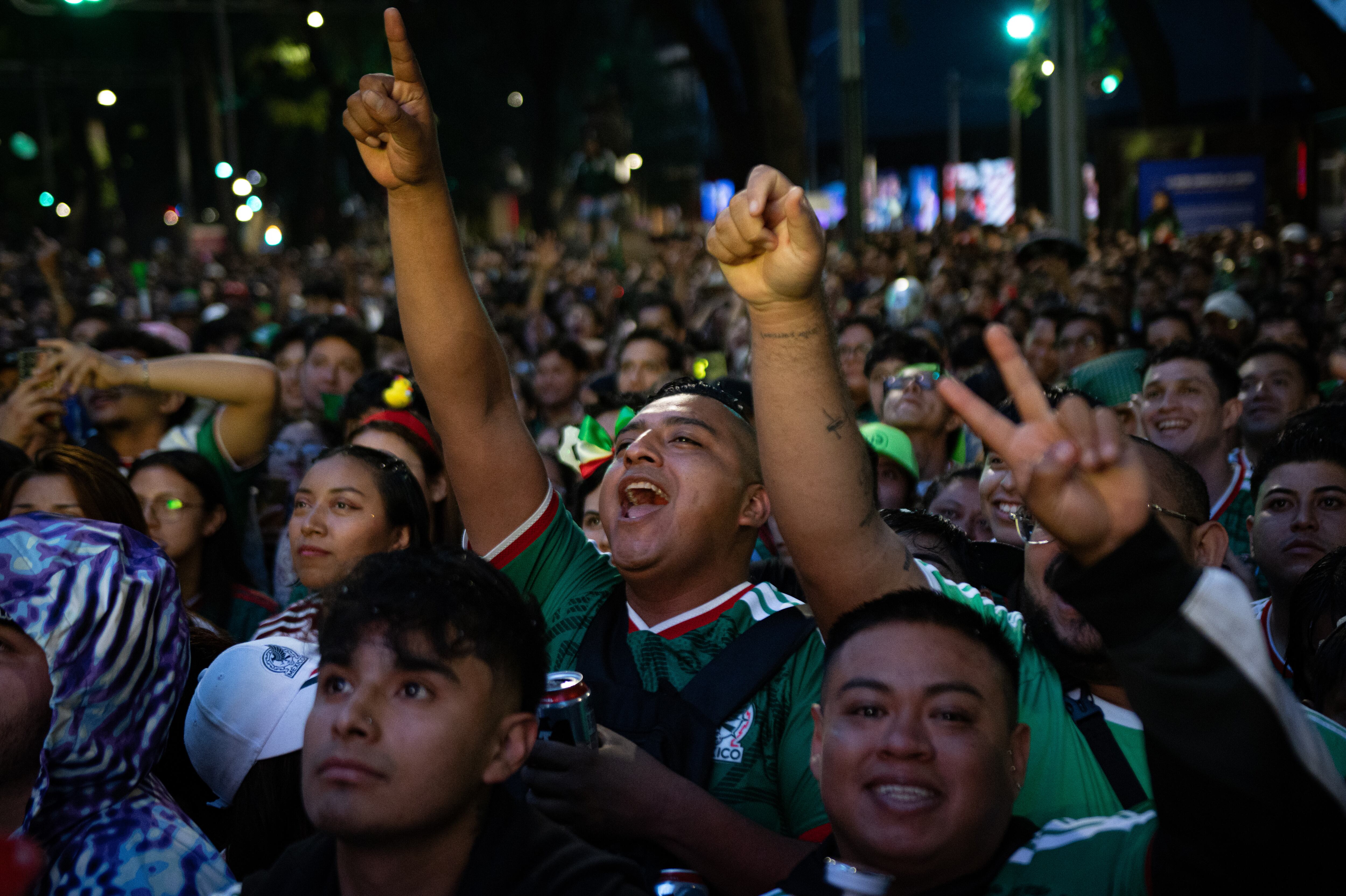 Miles de aficionados festejan en las inmediaciones del Ángel de la Independencia el triunfo de México ante Chequia.