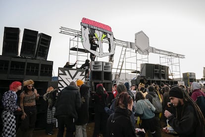 Asistentes a la macrofiesta, la llamada Fucking Party 2025, junto al aeropuerto de Ciudad Real, el mircoles.