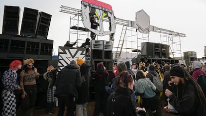 Asistentes a la macrofiesta, la llamada Fucking Party 2025, junto al aeropuerto de Ciudad Real, el miércoles.
