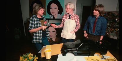 Brigid Berlin, Andy Warhol y Christopher Makos, en pleno proceso creativo en 1978.