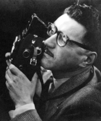 Autorretrato de Baldomero Pestana con su cámara Rollei.