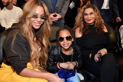 Beyoncé, su hija Blue Ivy Carter y Tina Lawson, en el All-Star de la NBA de 2018.