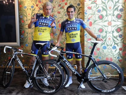 Oleg Tinkov, a la izquierda, posa con Alberto Contador.
