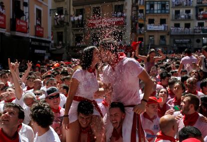 Una pareja se besa durante el chupinazo en Pamplona, este sábado.