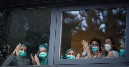 Sanitarios del Hospital Donostia, en San Sebastián, agradecen el apoyo de la gente, este viernes.