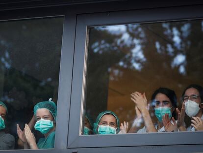 Sanitarios del Hospital Donostia, en San Sebastián, agradecen el apoyo de la gente, este viernes.