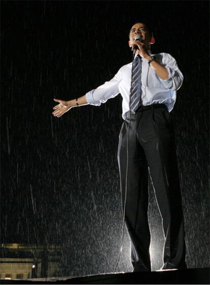 El aspirante a candidato demócrata Barack Obama, en un acto, bajo la lluvia, durante las primarias de Indianápolis en mayo de 2008.