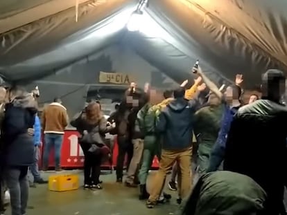 Captura del vídeo en el que soldados realizan el saludo fascista en una fiesta en Paracuellos del Jarama.