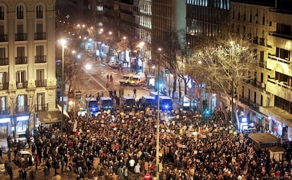 Centenares de personas se concentran en las proximidades de la sede central, en la calle Génova de Madrid, en una movilización espontánea, promovida a través de las redes sociales después de que EL PAÍS publicara los papeles secretos del extesorero del PP Luis Bárcenas, en enero del 2013.