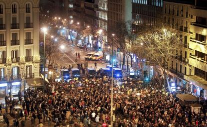 Centenares de personas se concentran en las proximidades de la sede central, en la calle Génova de Madrid, en una movilización espontánea, promovida a través de las redes sociales después de que EL PAÍS publicara los papeles secretos del extesorero del PP Luis Bárcenas, en enero del 2013.