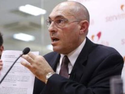 El juez Elpidio José Silva Pacheco durante la rueda de prensa que ha ofrecido hoy para informar de nuevas acciones legales que piensa emprender para defenderse en la causa que tiene abierta contra él por prevaricación, entre otros delitos, el Tribunal Superior de Justicia de Madrid.