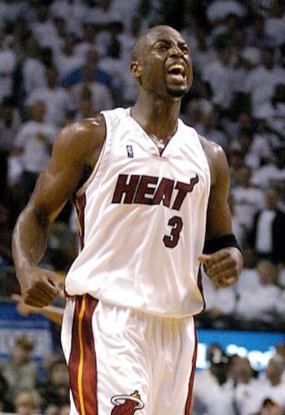 21 puntos, 12 rebotes y un robo a Jason Kidd en los segundos finales han convertido a Wade en el hroe de los Heat.