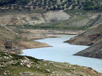 Altura que alcanzaba ayer el agua en el pantano del Quiebrajano.