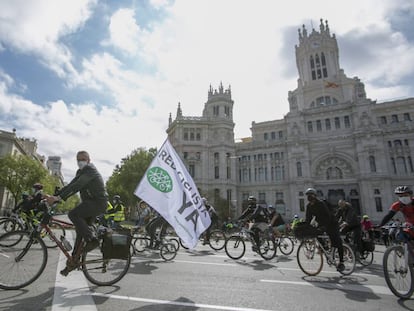 Manifestación ciclista demandando una red de carriles bici seguros en Madrid el 24 de abril. 