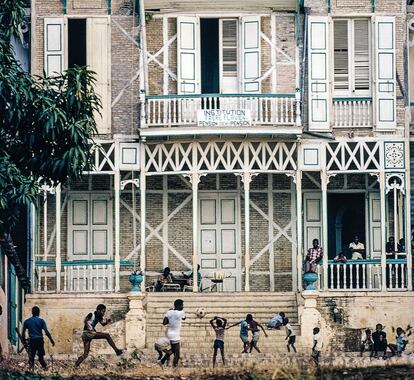 Thomas Nebbia retrata el momento en el que unos chavales juegan a las puertas del colegio en un barrio de Puerto Príncipe (Haití). El edificio fue construido originariamente como una casa estilo Gingerbread, mezcla de victoriano y autóctono. Tal vez este fue uno de los edificios que se derrumbaron por el terrible terremoto que devastó el país en 2010.