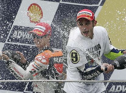 El italiano, tercero en Sepang, celebra con alegría su último título