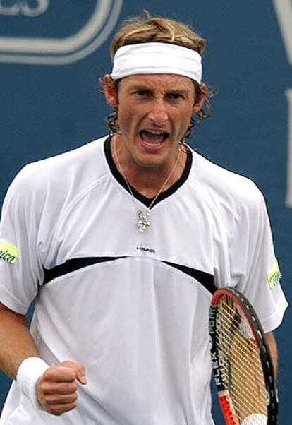 Juan Carlos Ferrero canta un tanto.