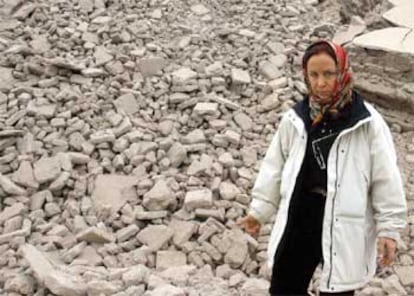 La ministra española recorre las ruinas de Bam, destruida por un fuerte seísmo.