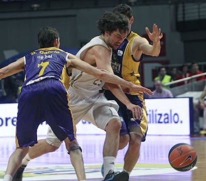 Llull intenta superar a Diego Garc&iacute;a.