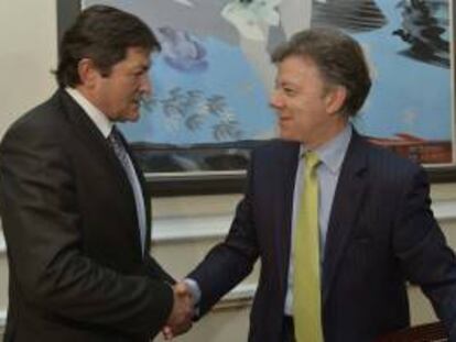 Fotografía cedida por la presidencia de Colombia en la que se registró al presidente del Principado de Asturias, Javier Fernández (i), al saludar al primer mandatario colombiano, Juan Manuel Santos (d), durante una reunión hoy en Bogotá.