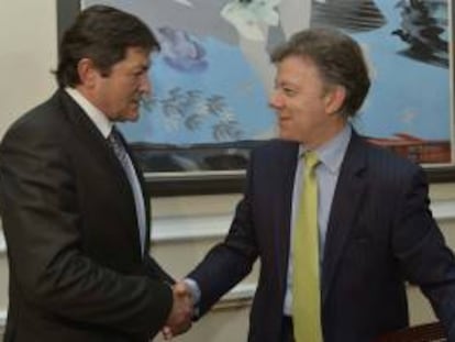 Fotografía cedida por la presidencia de Colombia en la que se registró al presidente del Principado de Asturias, Javier Fernández (i), al saludar al primer mandatario colombiano, Juan Manuel Santos (d), durante una reunión hoy en Bogotá.