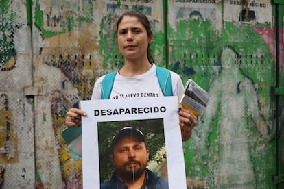 Ana Lucía Lagunes sostiene un cartel con la foto de su hermano Ricardo Lagunes, en Ciudad de México.