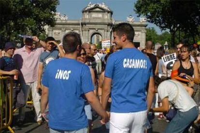 Una pareja de novios expresa en sus camisetas su intención de casarse.