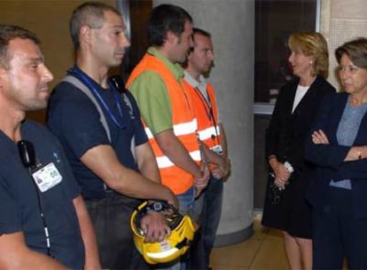 Magdalena ?lvarez y Esperanza Aguirre saludan a miembros de bomberos y Proteccin Civil.