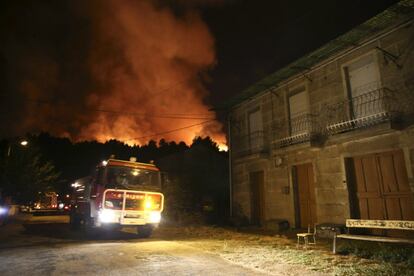 El fuego que se inició en Boborás, comarca de Carballiño, en Ourense, llega a las casas de la localidad de Nogueira, el 6 de septiembre.