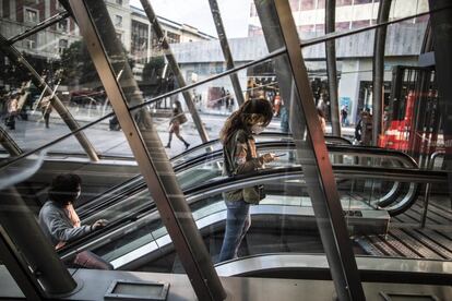 Una mujer sale de una parada del metro de Bilbao.