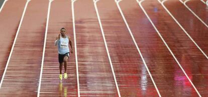 Makwala realiza en solitario su serie para pasar a semifinales de 200m.