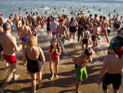 Baño masivo en la Barceloneta para recibir el 2012.