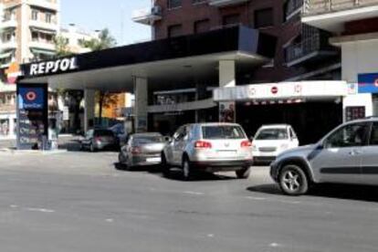 Cola de automóviles a la entrada de una gasolinera. EFE/Archivo