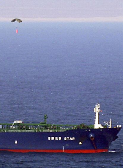 Un cilindro con el dinero del rescate del <i>Sirius Star</i> desciende en paracaídas cerca del buque.