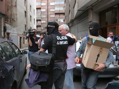 El dirigente de Sintrabi, Enrique Ampudía, sale esposado de la sede del sindicato en Bilbao.