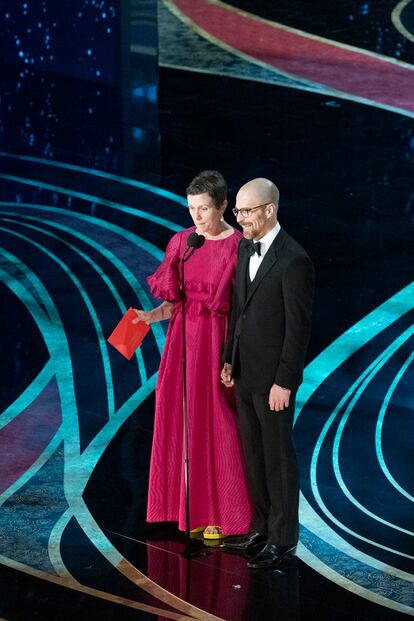 Acompañada por Sam Rockwell, McDormand entregó el Oscar a la mejor actriz. En esta ocasión, la ganadora fue Olivia Colman por La favorita.
