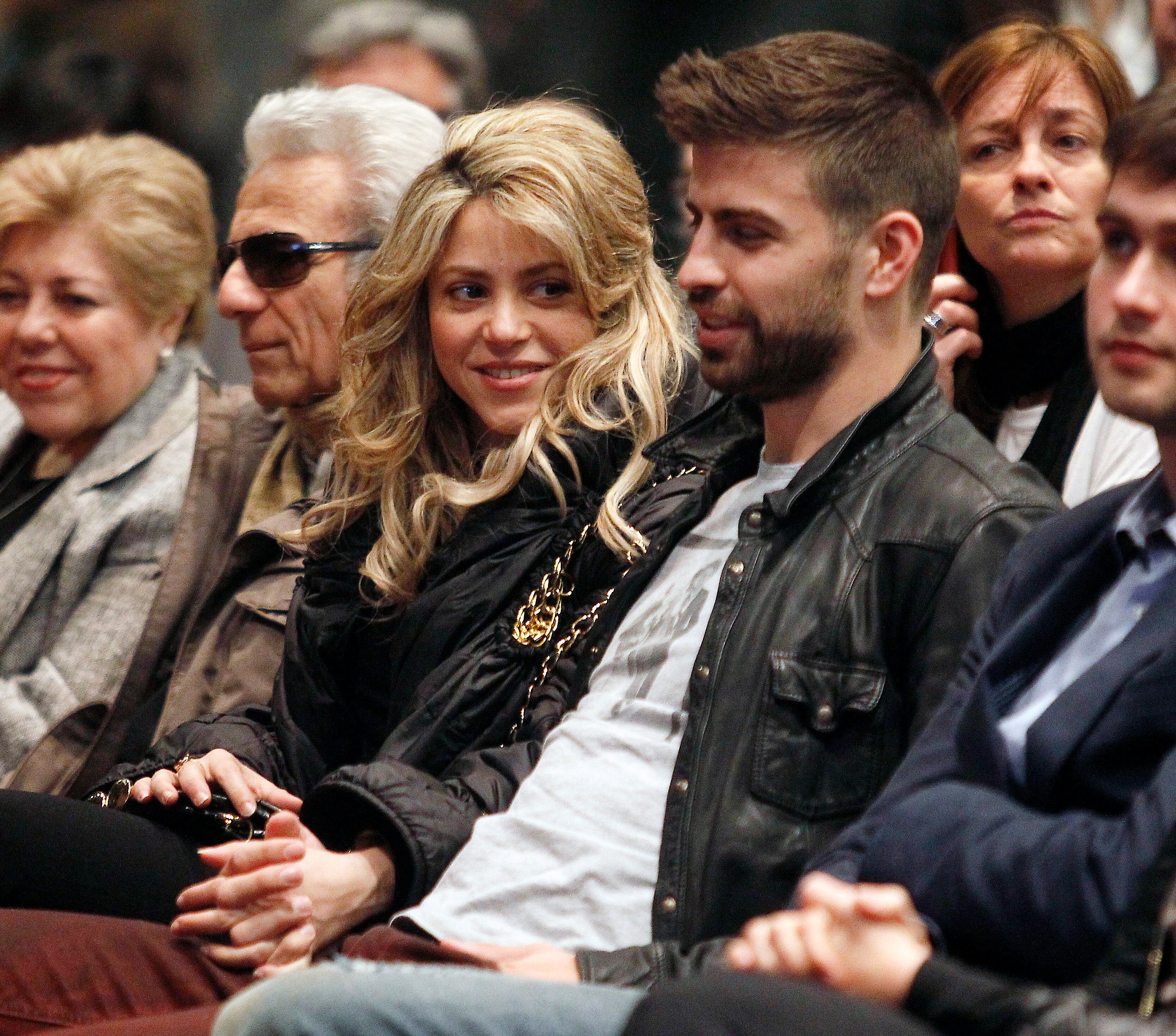 Shakira y Piqué, acompañados del padre de la cantante y la madre del exfutbolista, en la presentación del libro del padre del deportista en marzo de 2013 en Barcelona.