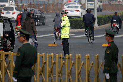 O pessoal de segurança monta guarda na avenida Changan de Pequim. Segundo o porta-voz do Ministério de Relações Exteriores chinês, Hua Chunying, "se saberá em seu devido momento" o que justifica a movimentação das autoridades locais. Ele disse desconhecer "por completo" se Kim Jong-un está na China.